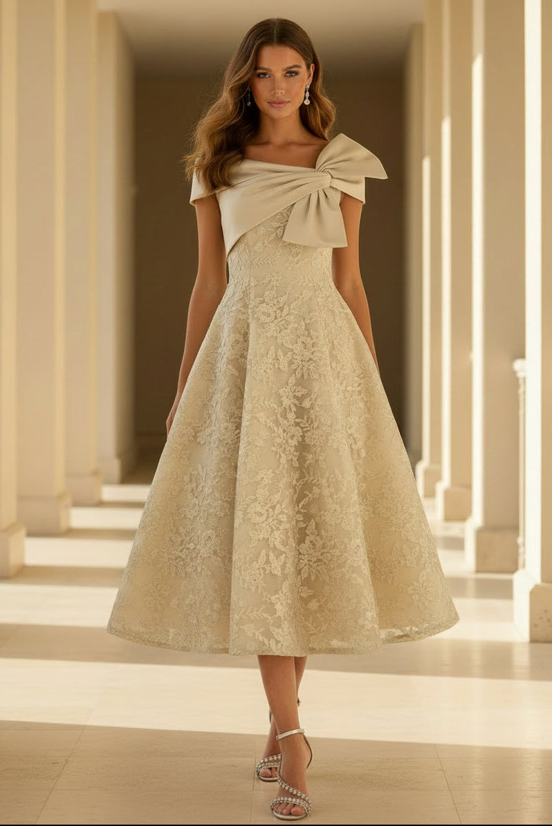 Vestido de encaje a la altura del té con hombros descubiertos y corte en A