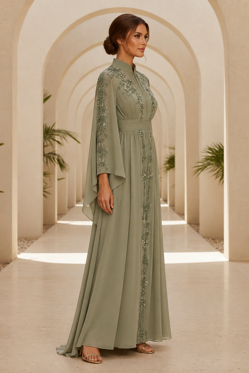 Vestido de gasa con cuello alto, mangas acampanadas y adornos