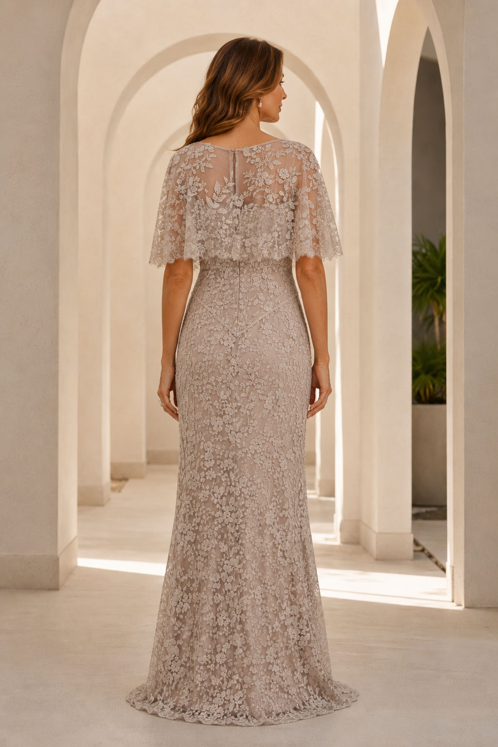 Elegante vestido recto de encaje con capa corta