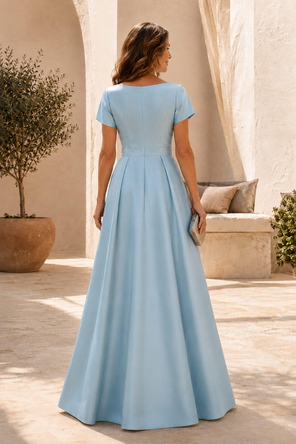 Vestido de raso corte A con falda columna bordada