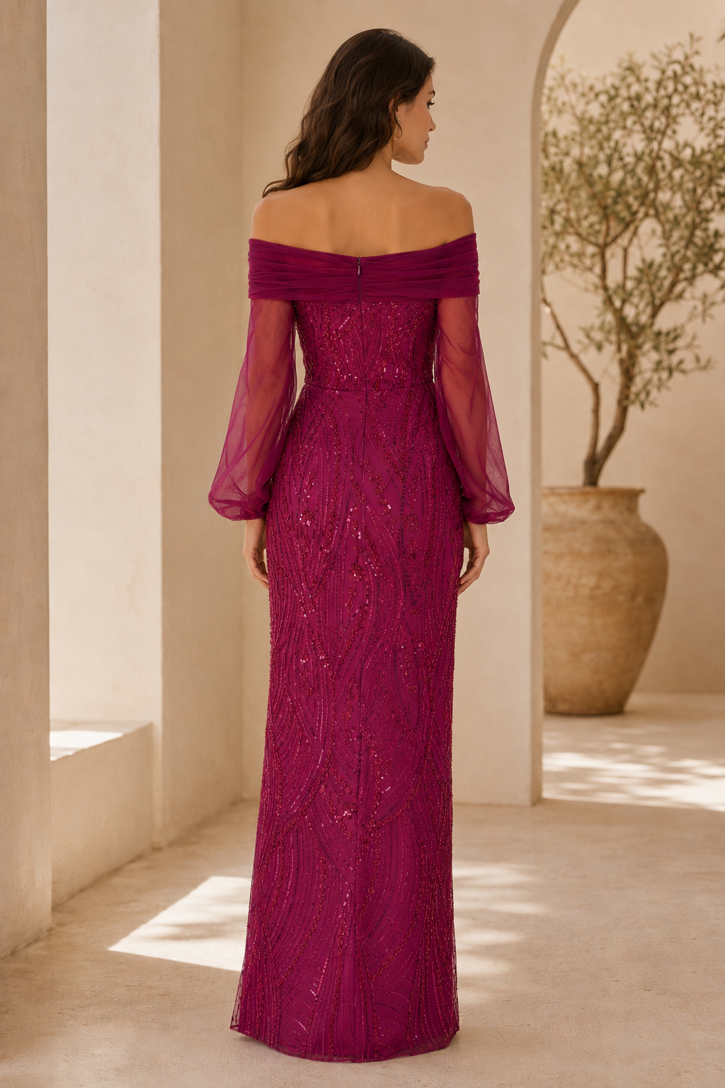 Vestido de lentejuelas con hombros descubiertos, mangas transparentes y abertura alta
