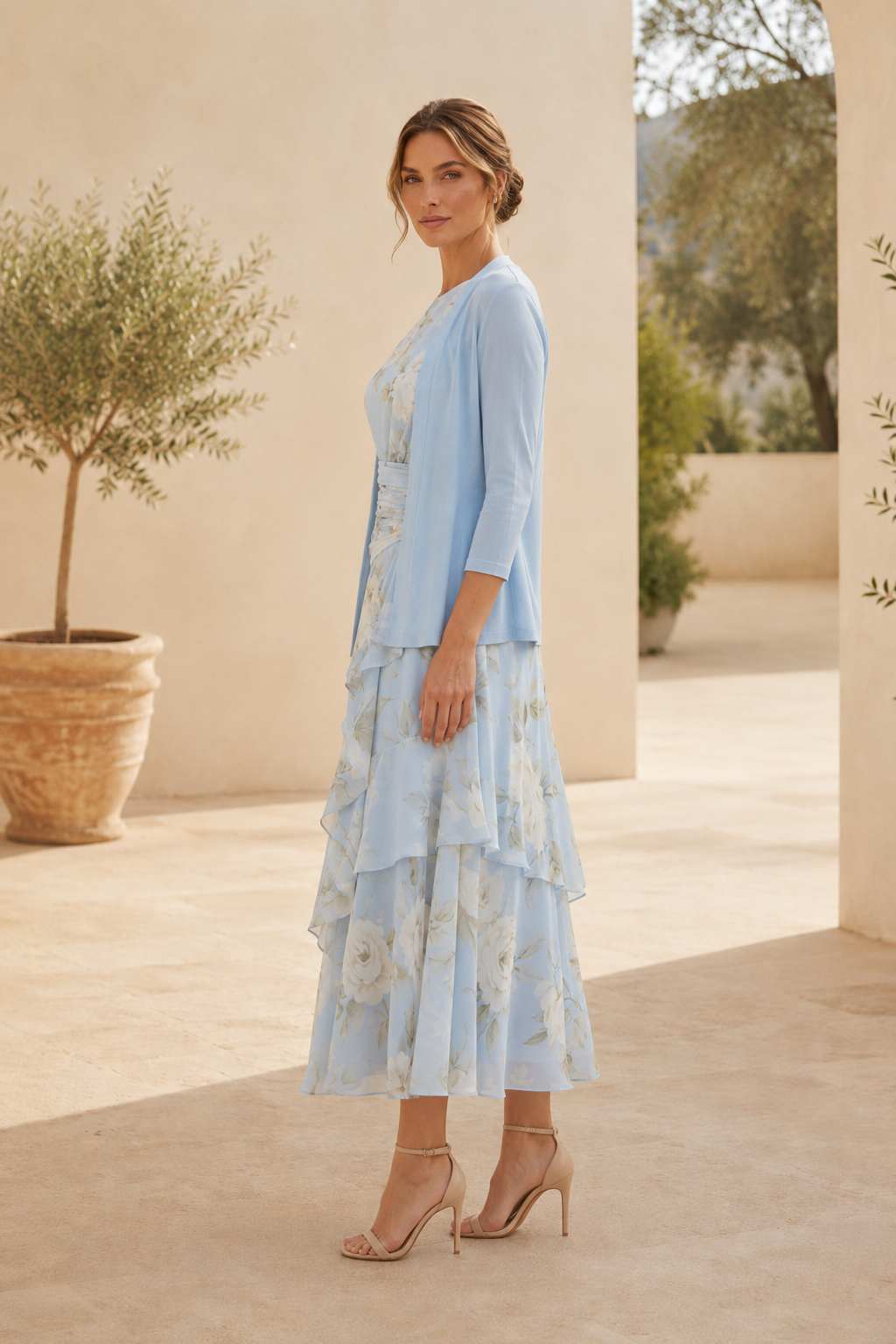Vestido midi floral escalonado con chaqueta de manga tres cuartos