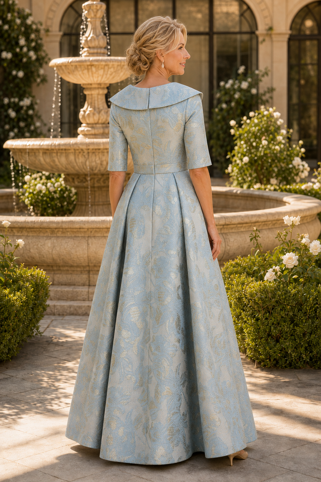 Vestido de gala línea A de brocado con cuello y mangas hasta el codo