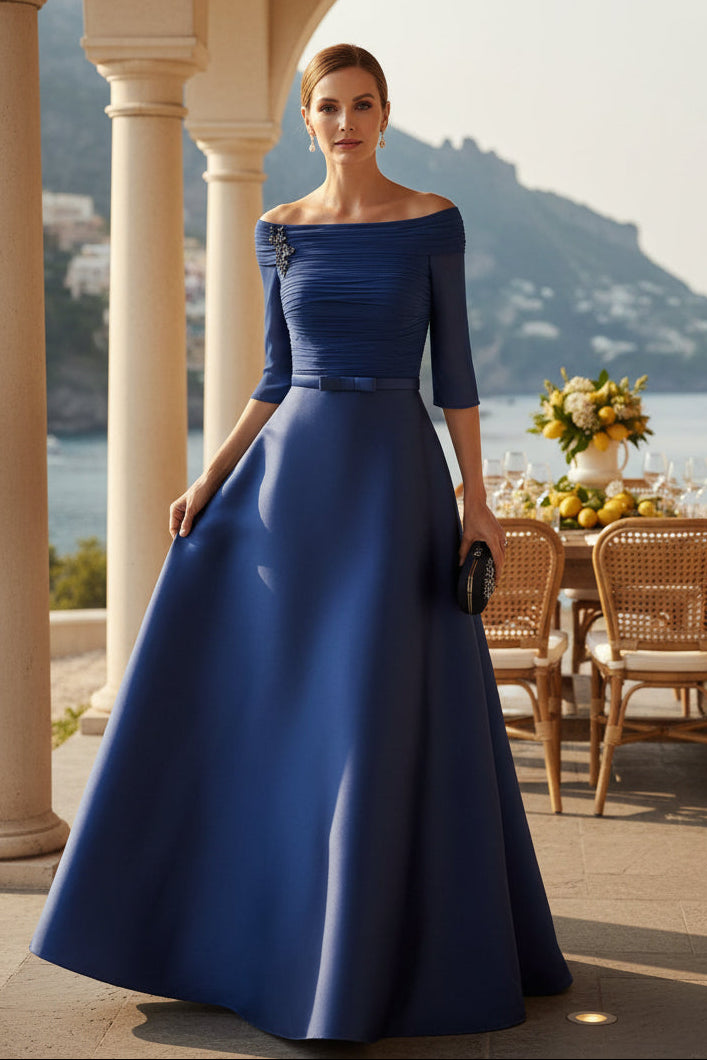 Vestido de noche acampanado de satén con hombros descubiertos