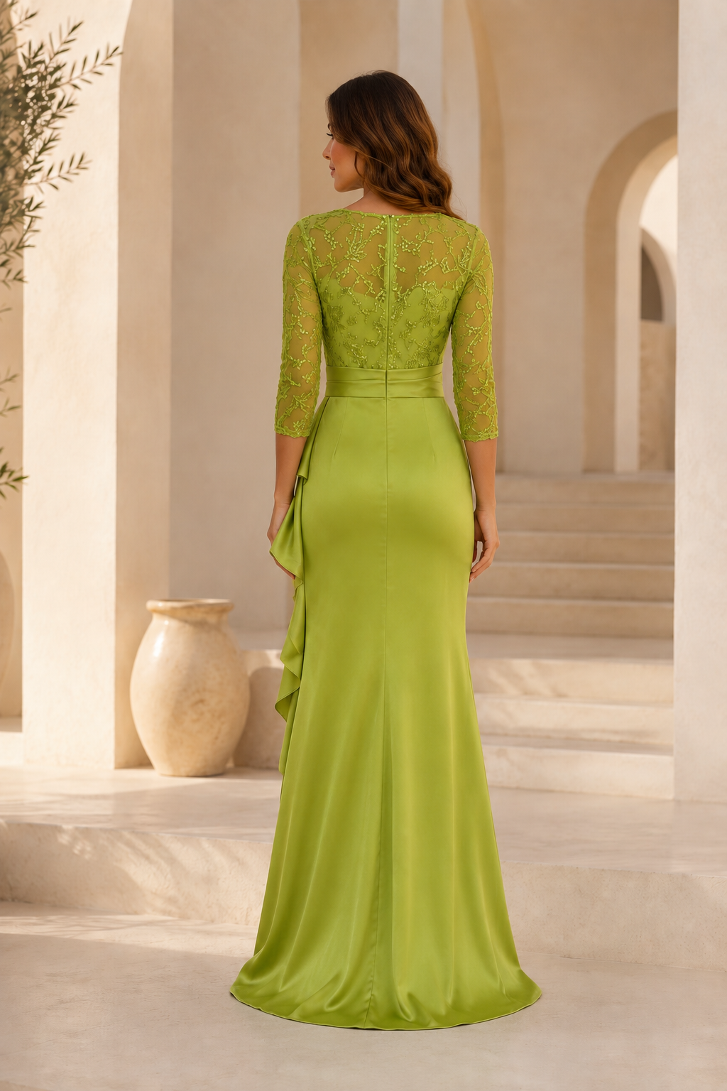 Vestido de noche con corpiño de encaje ilusorio y volantes de satén