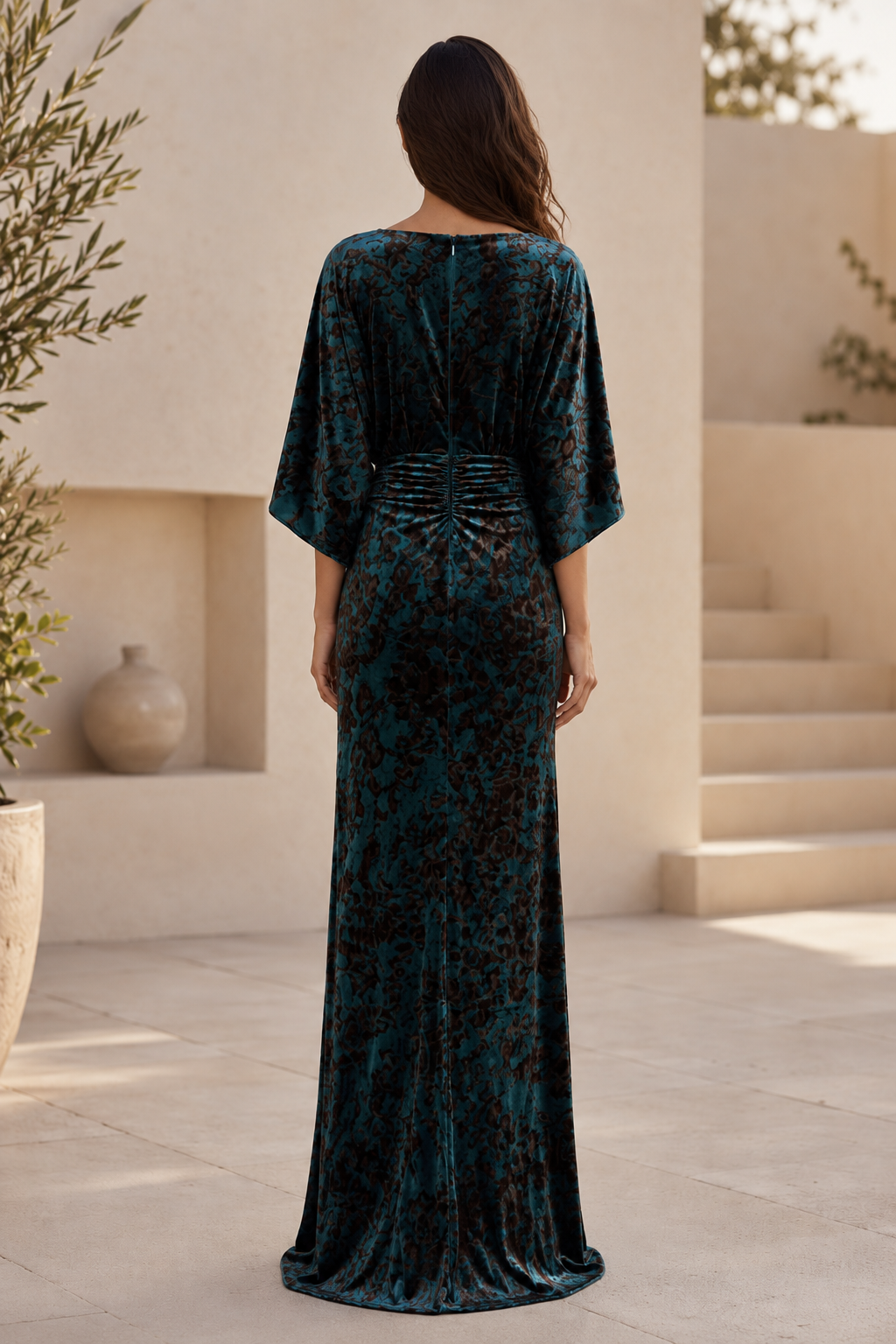 Vestido largo de terciopelo floral con escote de barco y cintura fruncida