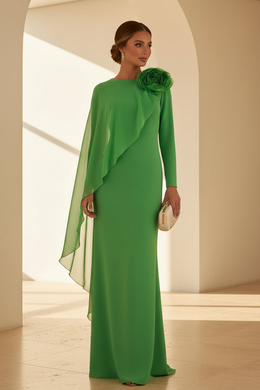Vestido tubo con capa asimétrica y flor 3D