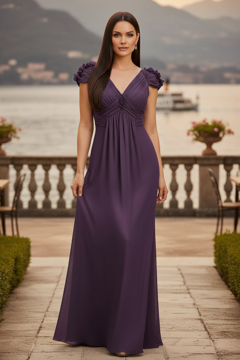Vestido de noche de gasa con cuello de pico y corte imperio
