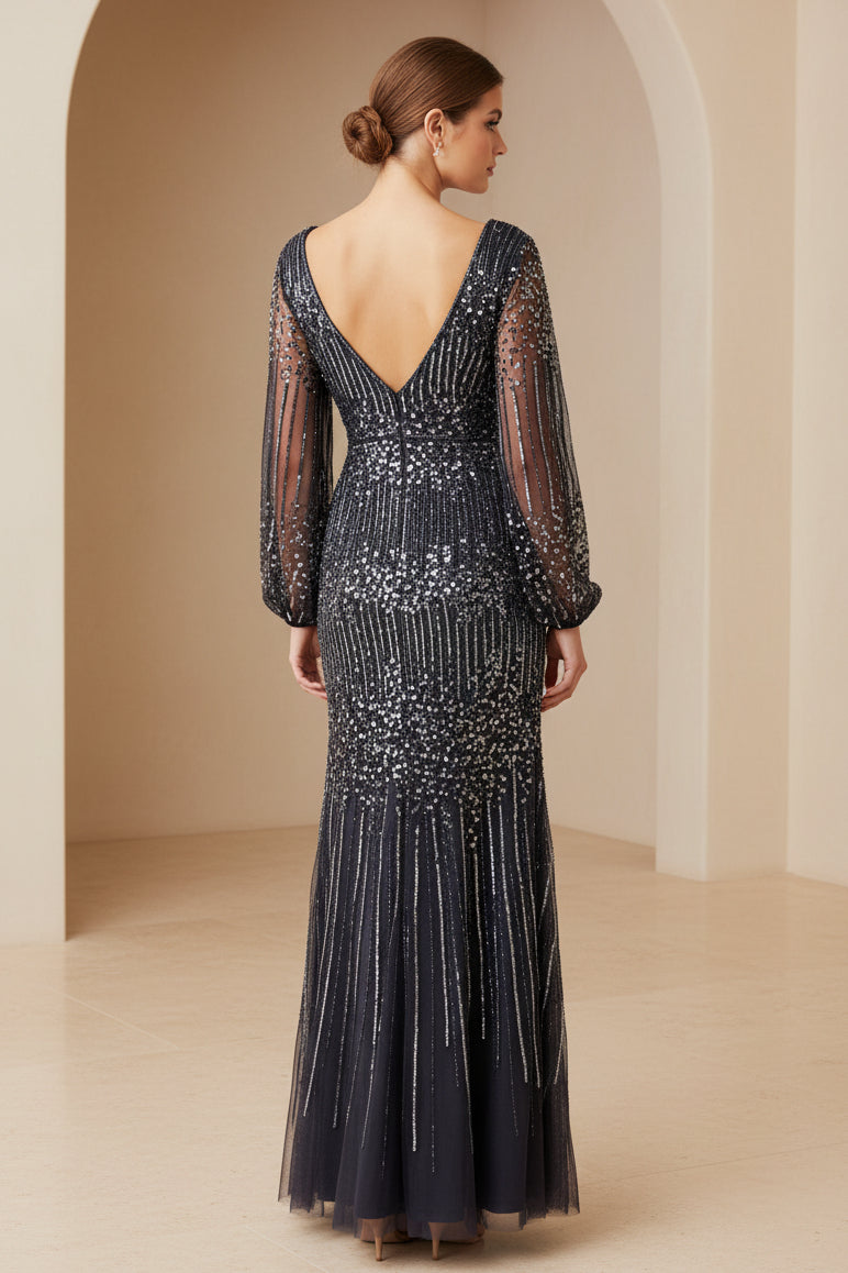 Vestido de noche largo con escote en V, manga larga y abertura, adornado con cuentas