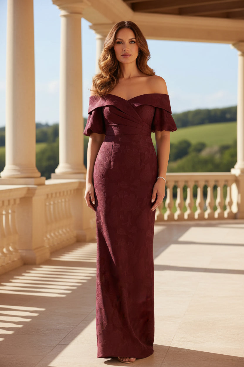 Vestido de noche largo con hombros descubiertos y silueta recta en jacquard