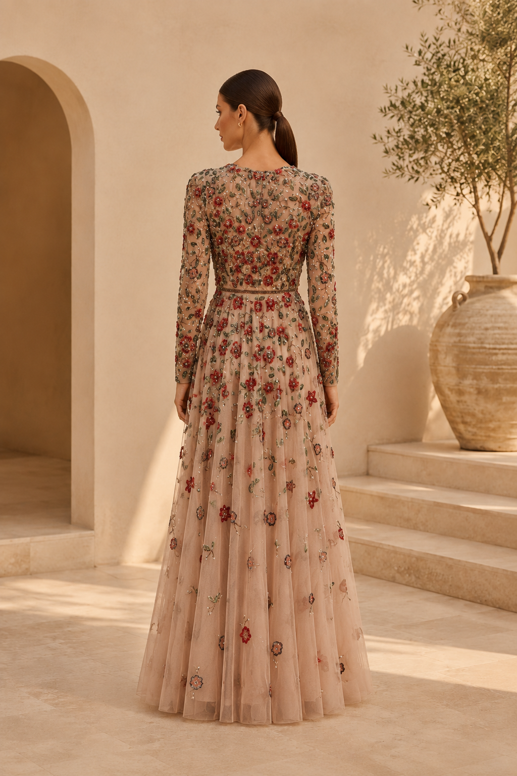 Vestido largo con ilusión de mangas largas y línea A con bordado floral