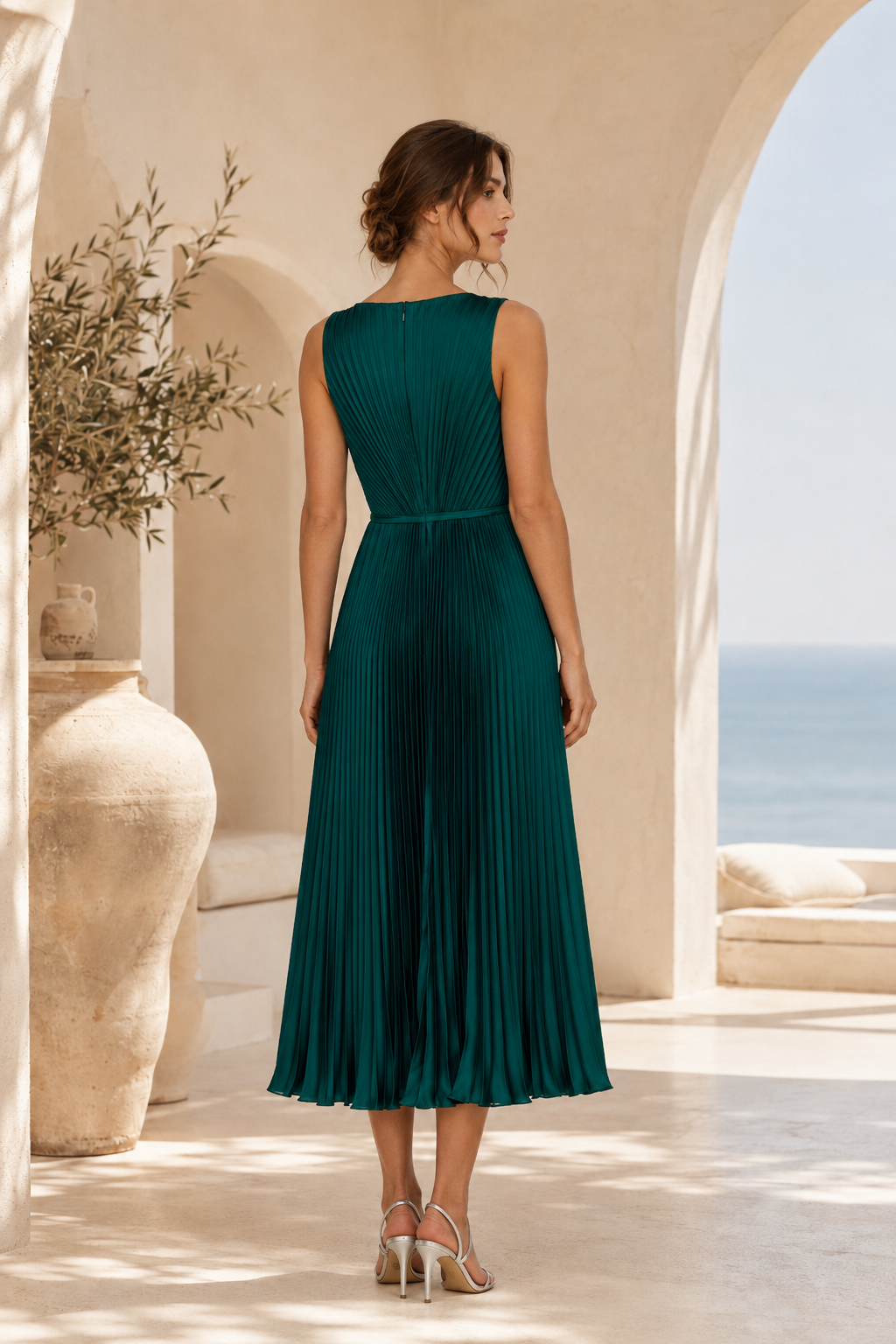 Vestido midi de raso plisado con línea A y cuello barco