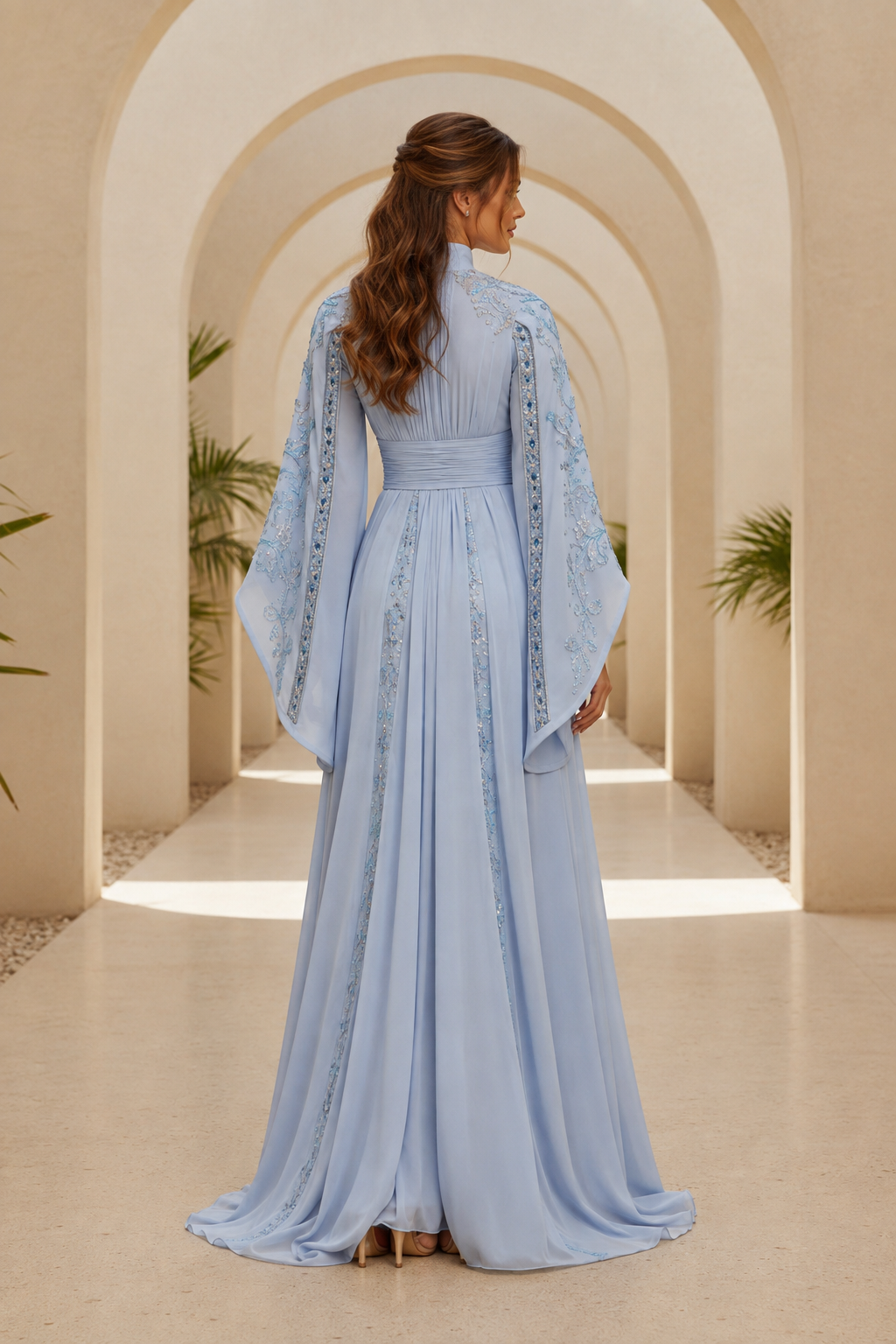Vestido de noche acampanado con cuello alto y mangas de campana bordado