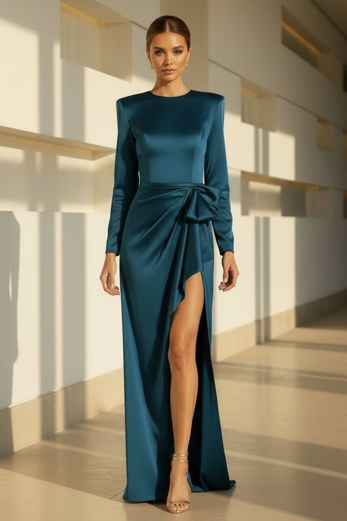 Vestido de noche largo de satén con manga larga y abertura alta