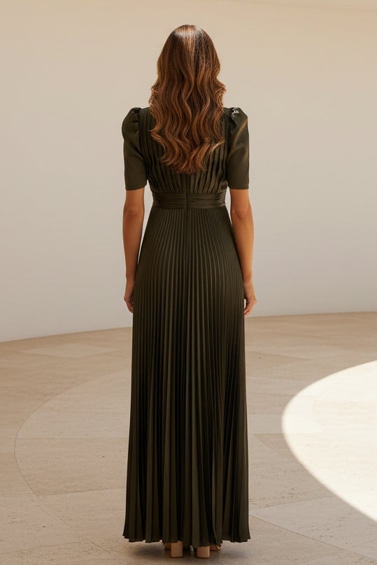 Vestido de corte A con pliegues, ojo de cerradura y abertura alta