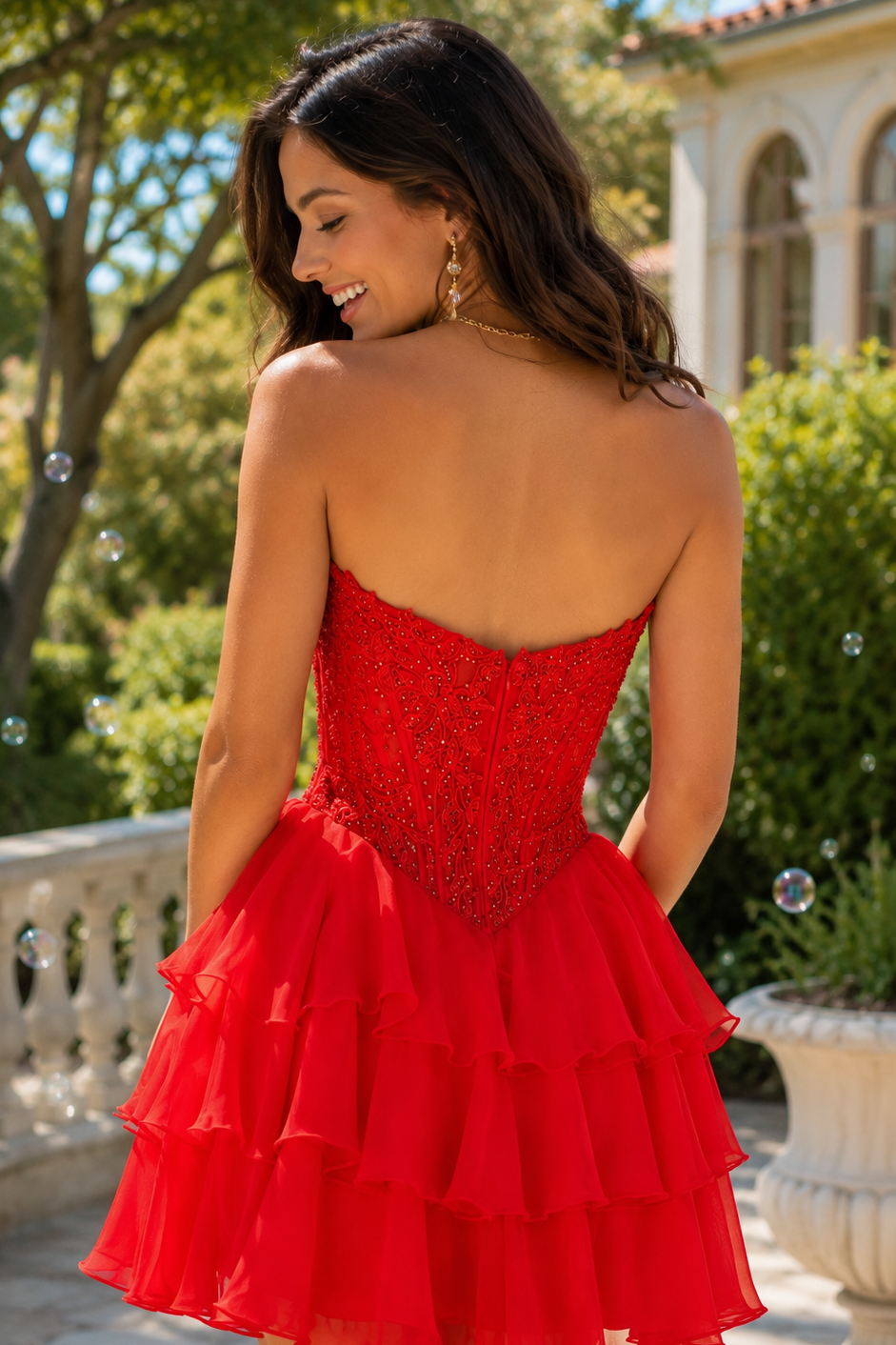 Minivestido con corsé sin tirantes escote corazón con cuentas y volantes por niveles