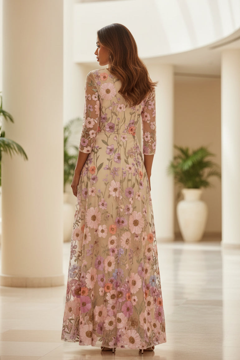 Vestido largo formal acampanado de malla con bordado floral