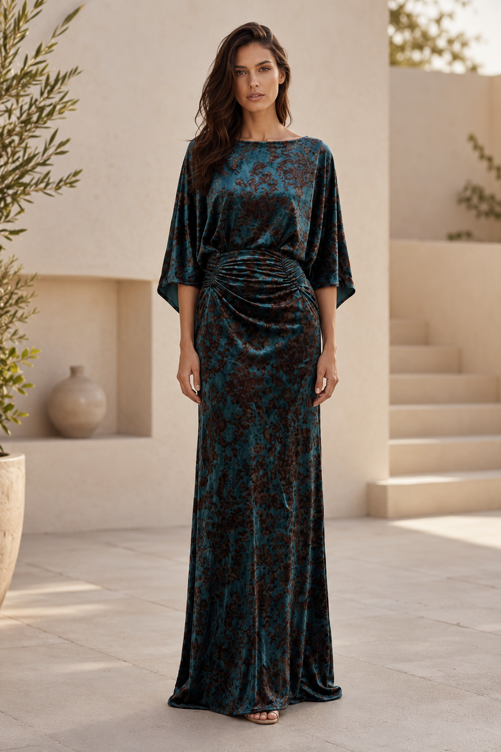 Vestido largo de terciopelo floral con escote de barco y cintura fruncida