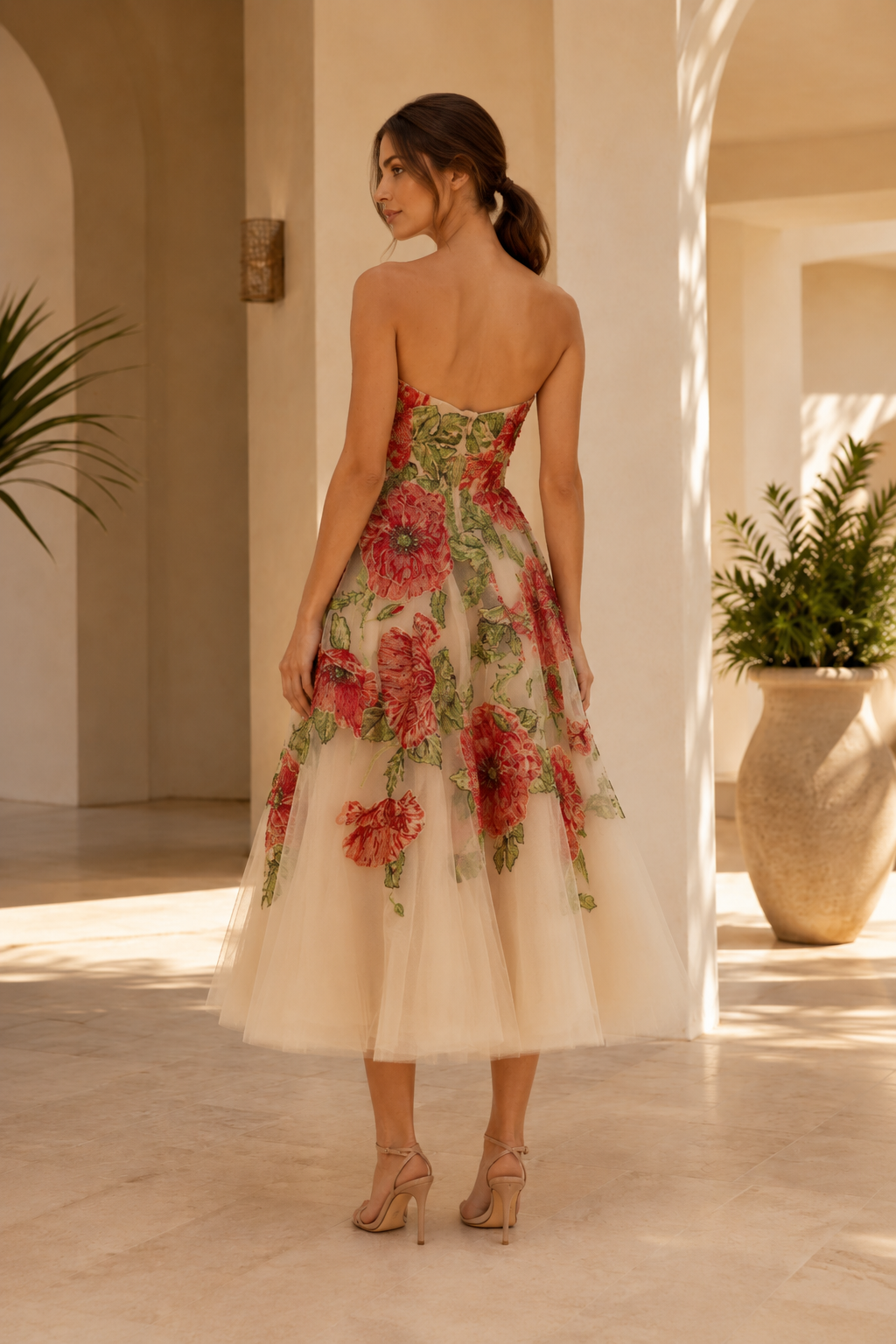 Vestido de tul hasta la rodilla sin tirantes con bordado floral