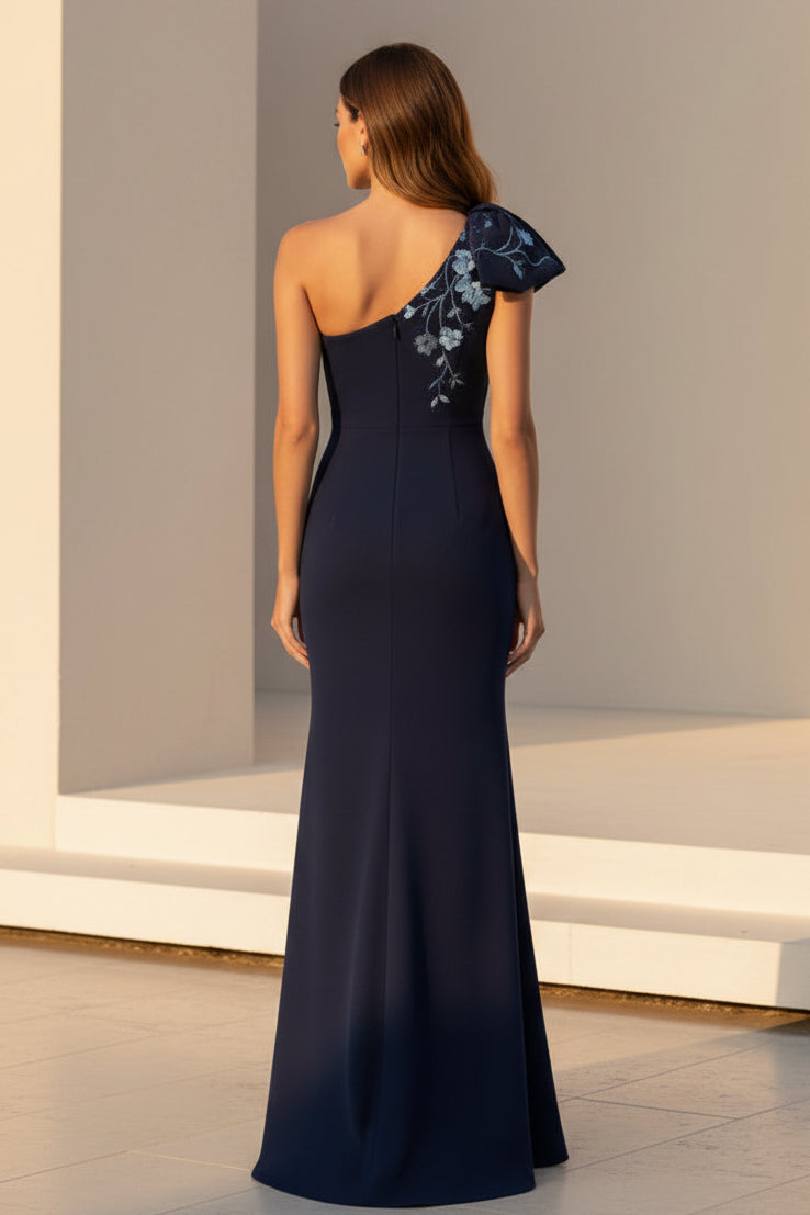 Vestido de noche de crepé bordado con un solo hombro y corte trompeta