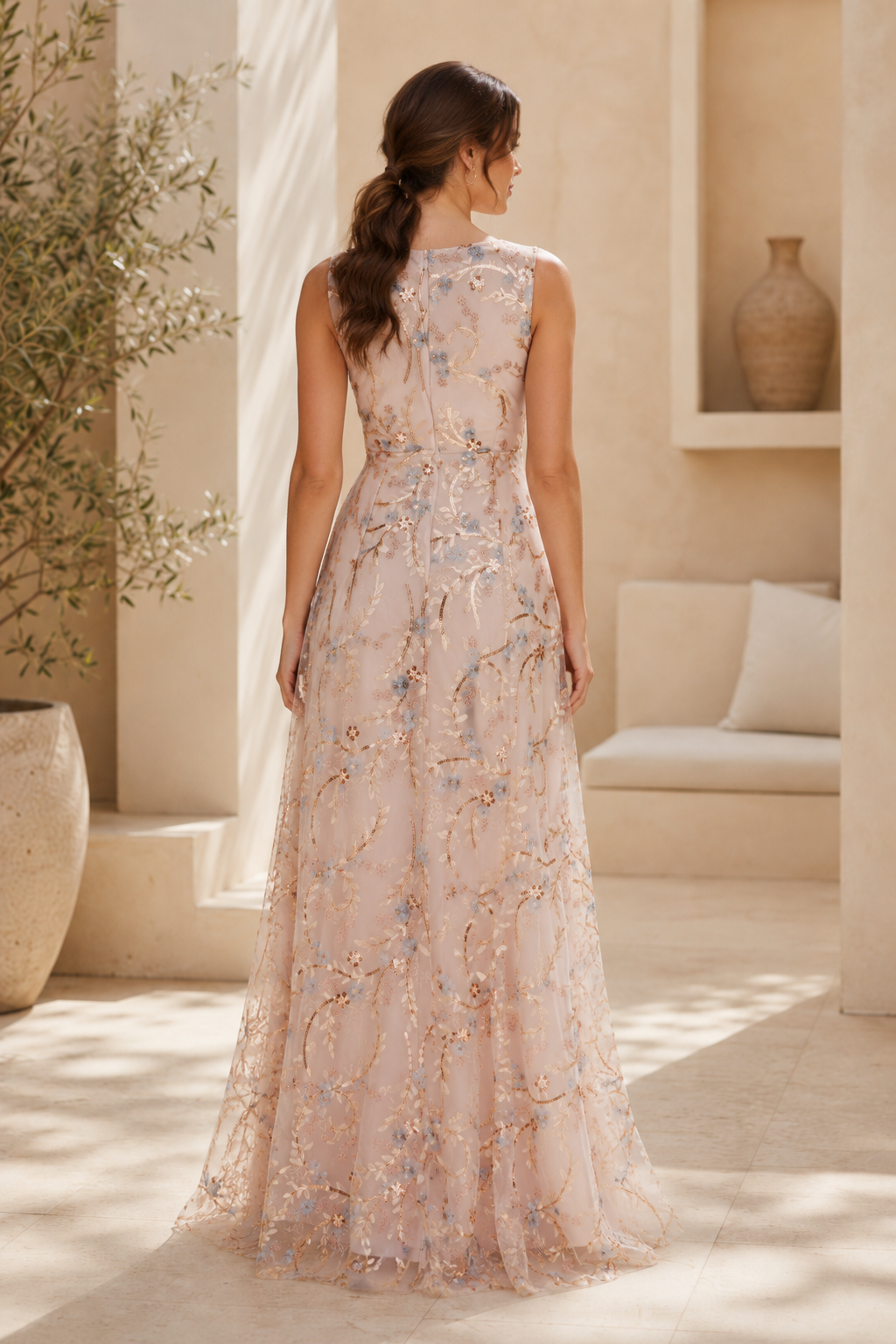Vestido de noche acampanado con bordado floral