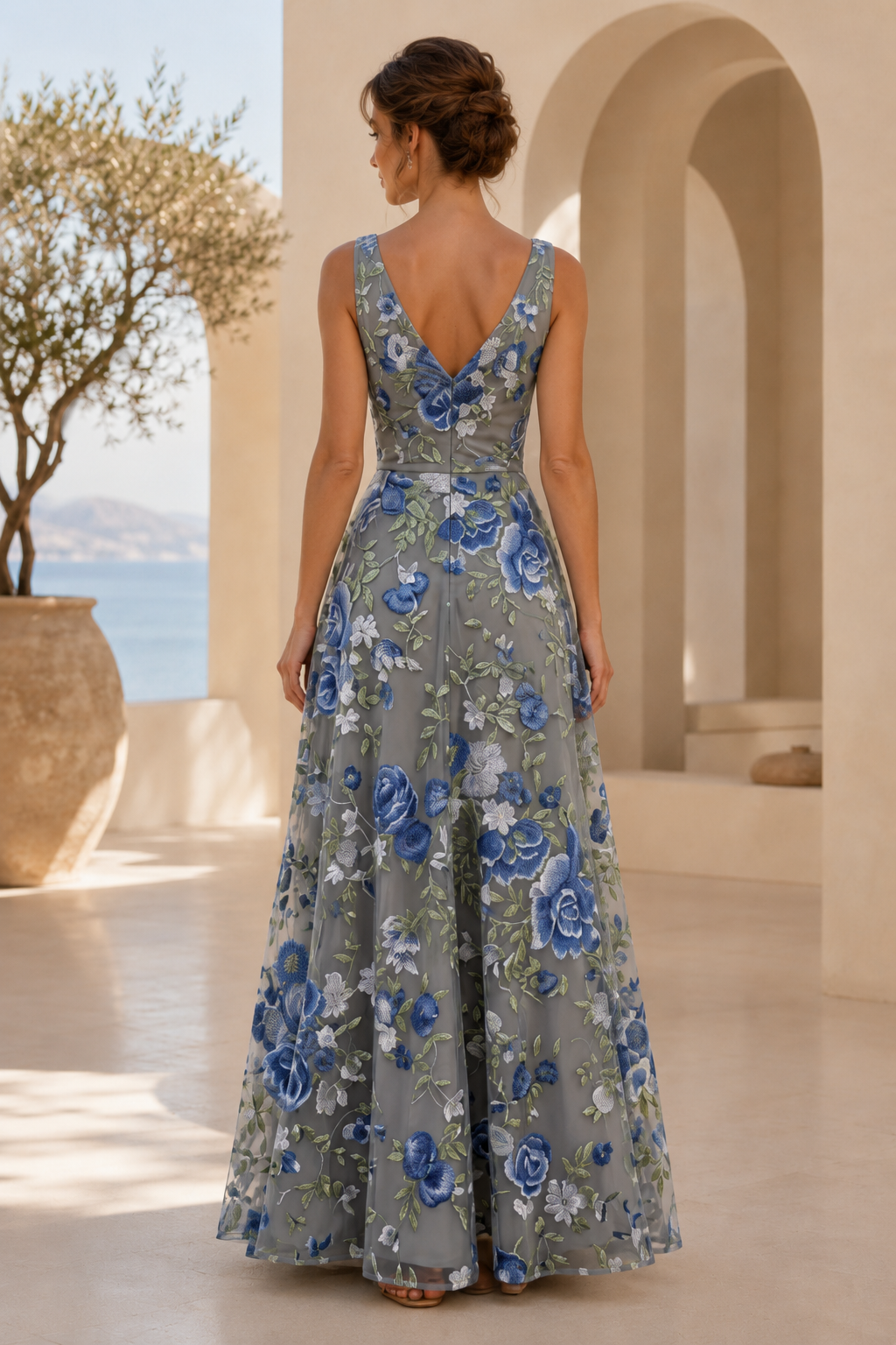 Vestido largo de corte A con cuello de pico, drapeado y bordado floral