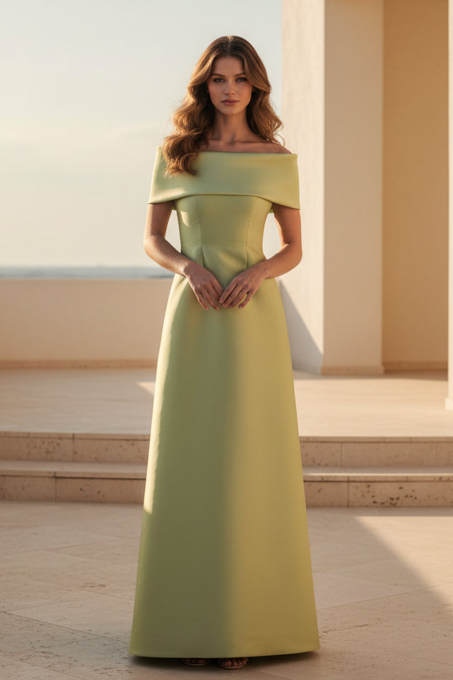 Vestido de noche acampanado de satén con hombros descubiertos