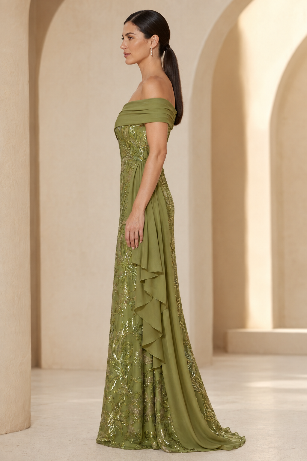 Vestido floral de lentejuelas con hombros descubiertos y cola de gasa