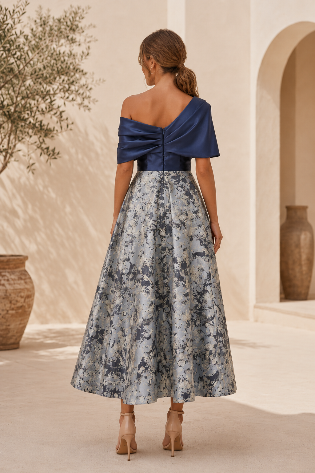 Vestido con top de satén de un hombro y falda de jacquard metalizado