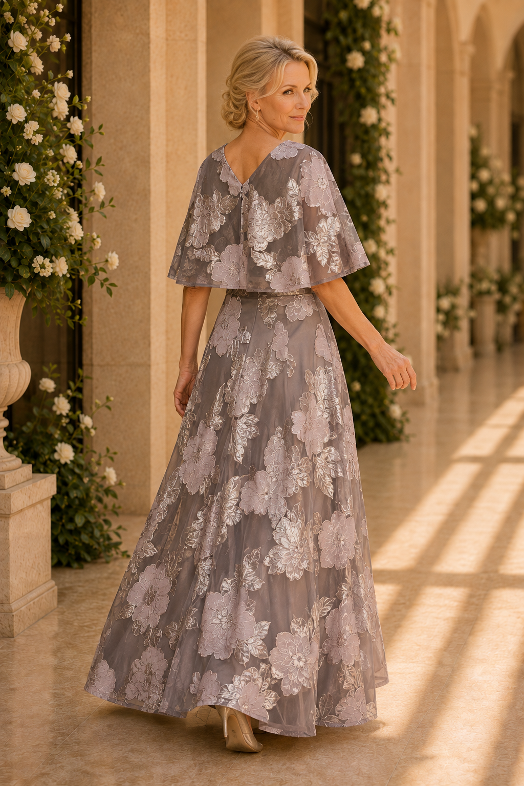 Vestido de noche acampanado con capa corta jacquard floral