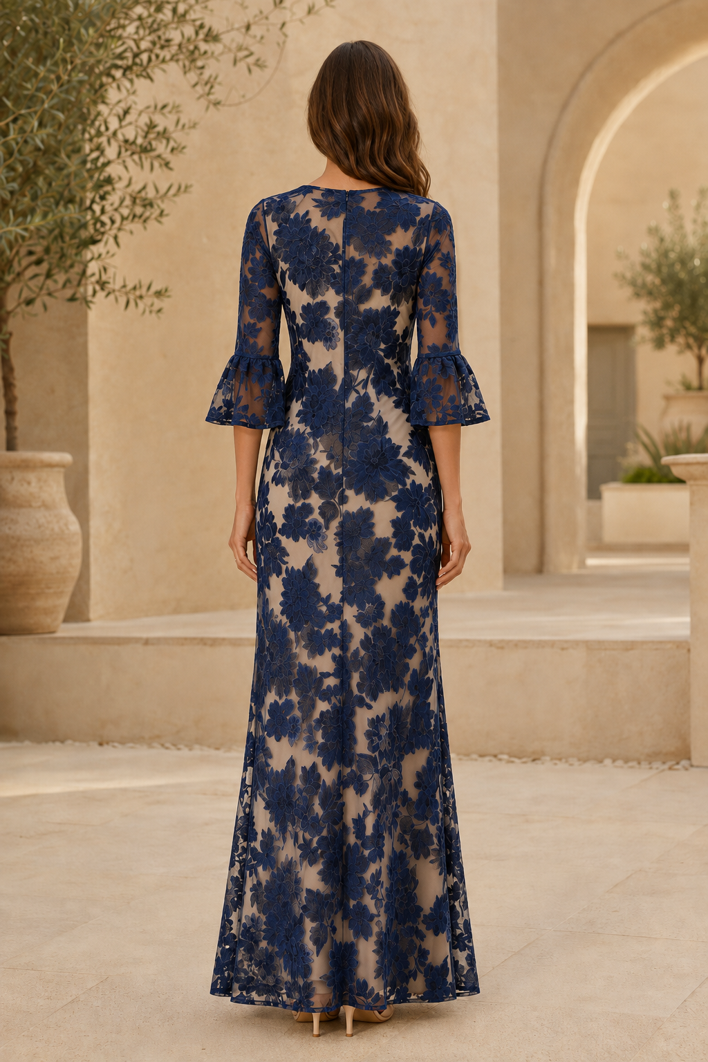Vestido de noche con bordado floral y mangas acampanadas