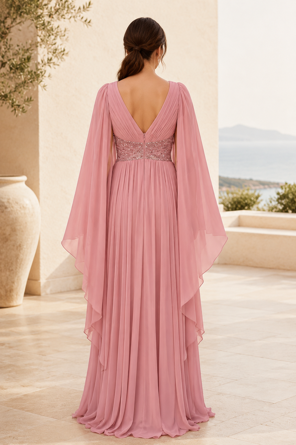 Vestido de noche de gasa con mangas de capa y cintura abaloriada
