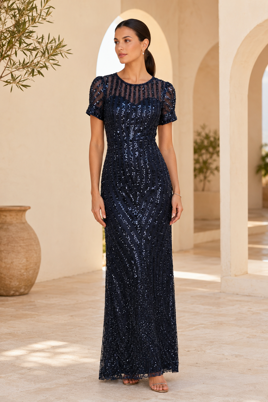 Vestido de noche de tubo con lentejuelas y escote ilusión