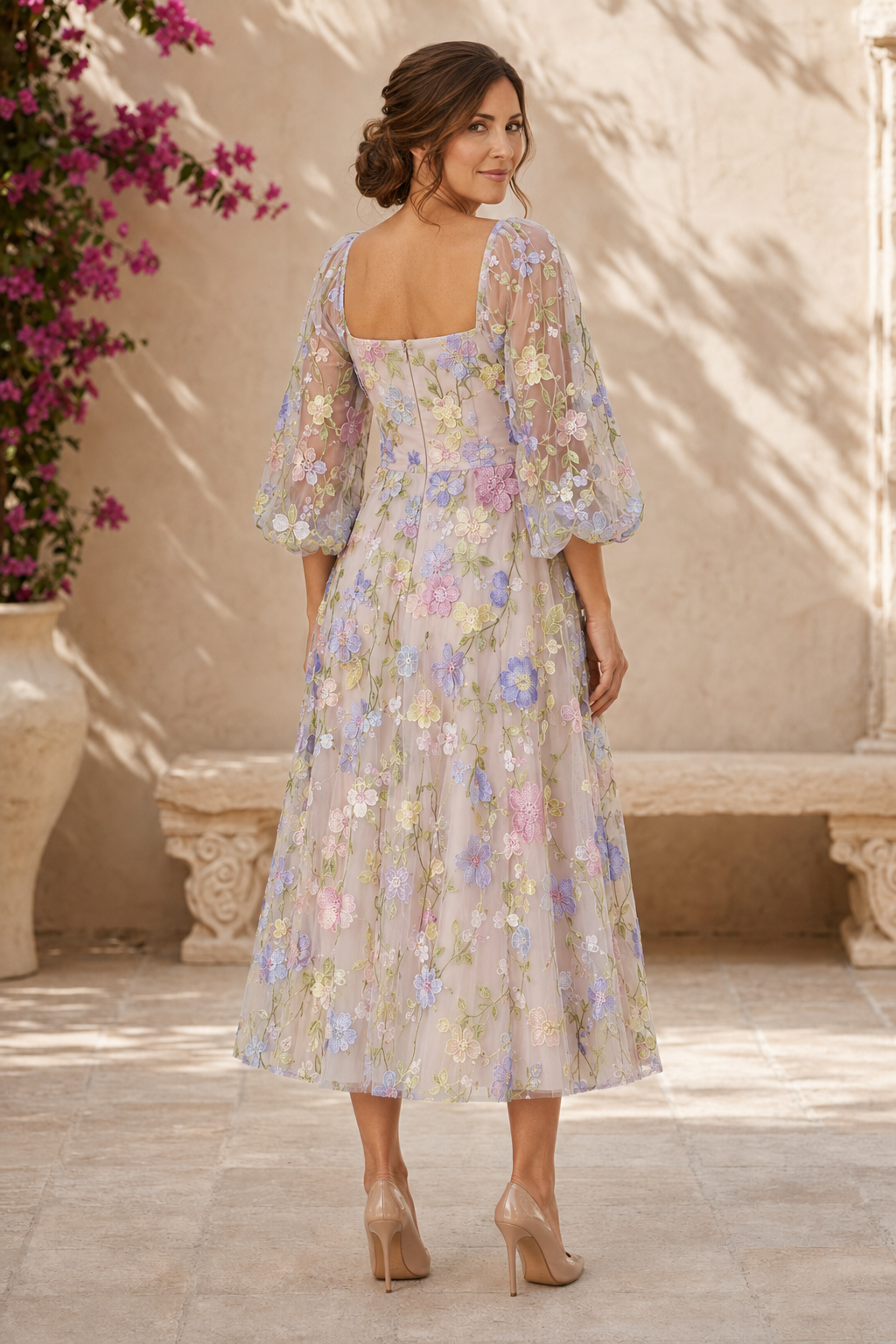 Vestido midi floral con apliques 3D y mangas abullonadas