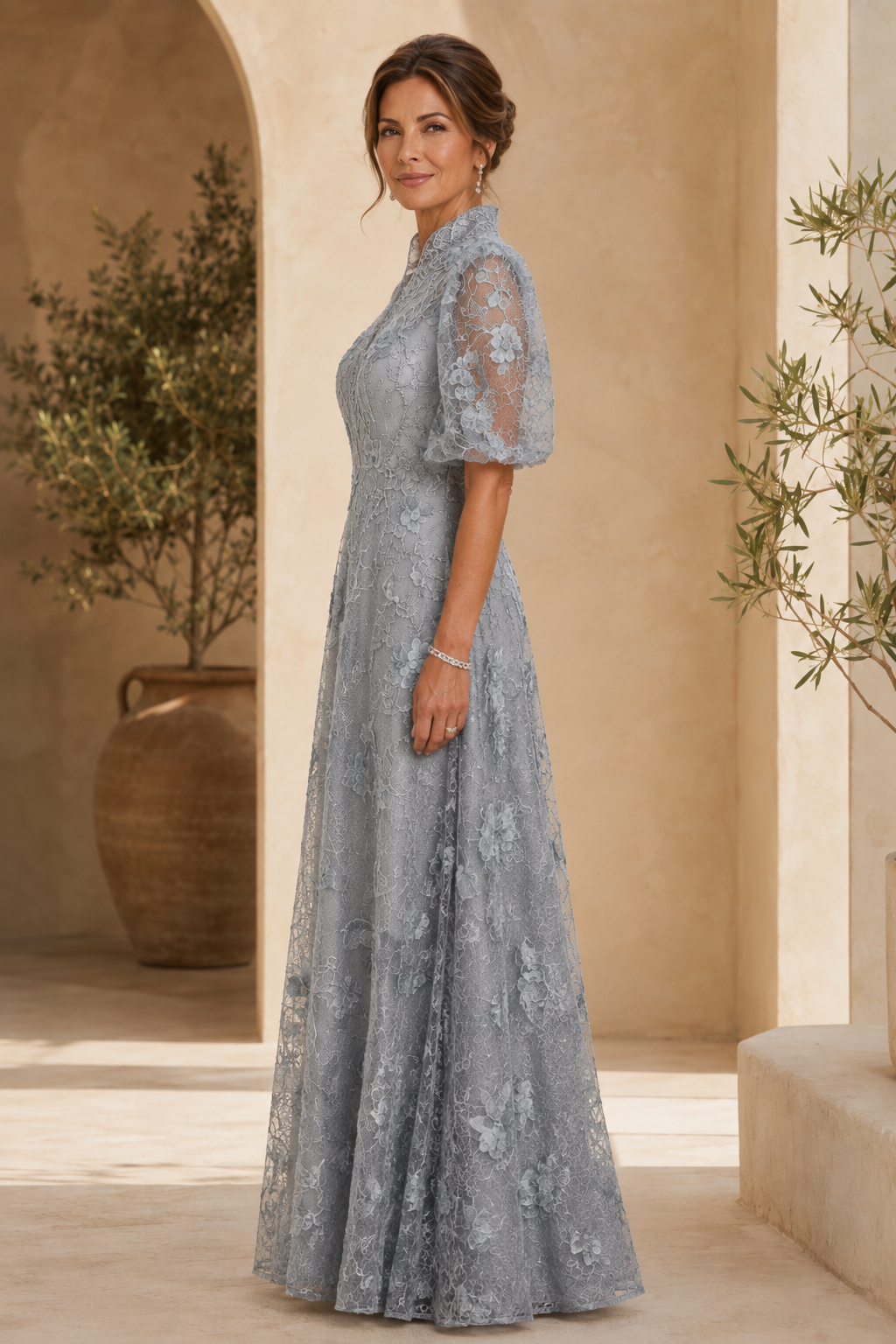 Vestido de línea A con cuello alto de encaje floral y mangas abullonadas