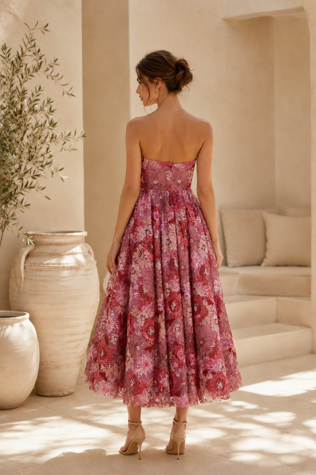Vestido sin tirantes de largo té con bordado floral