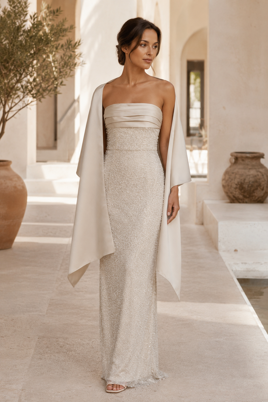 Vestido largo sin tirantes de lentejuelas con chal de satén