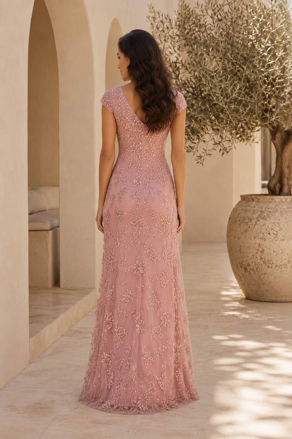 Vestido de noche con cuello en V, bordado y mangas casquillo