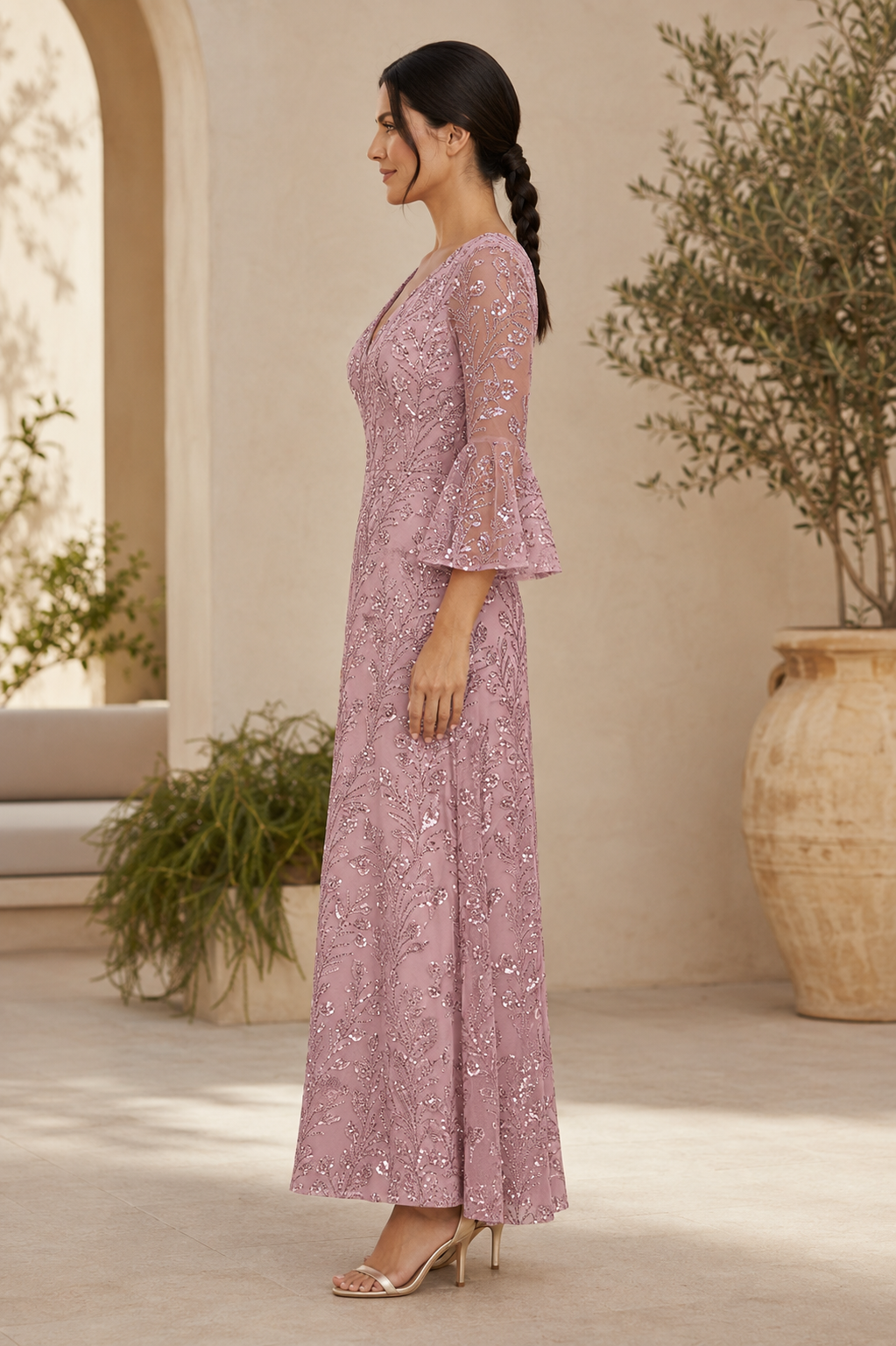 Vestido acampanado con bordado de lentejuelas y mangas acampanadas
