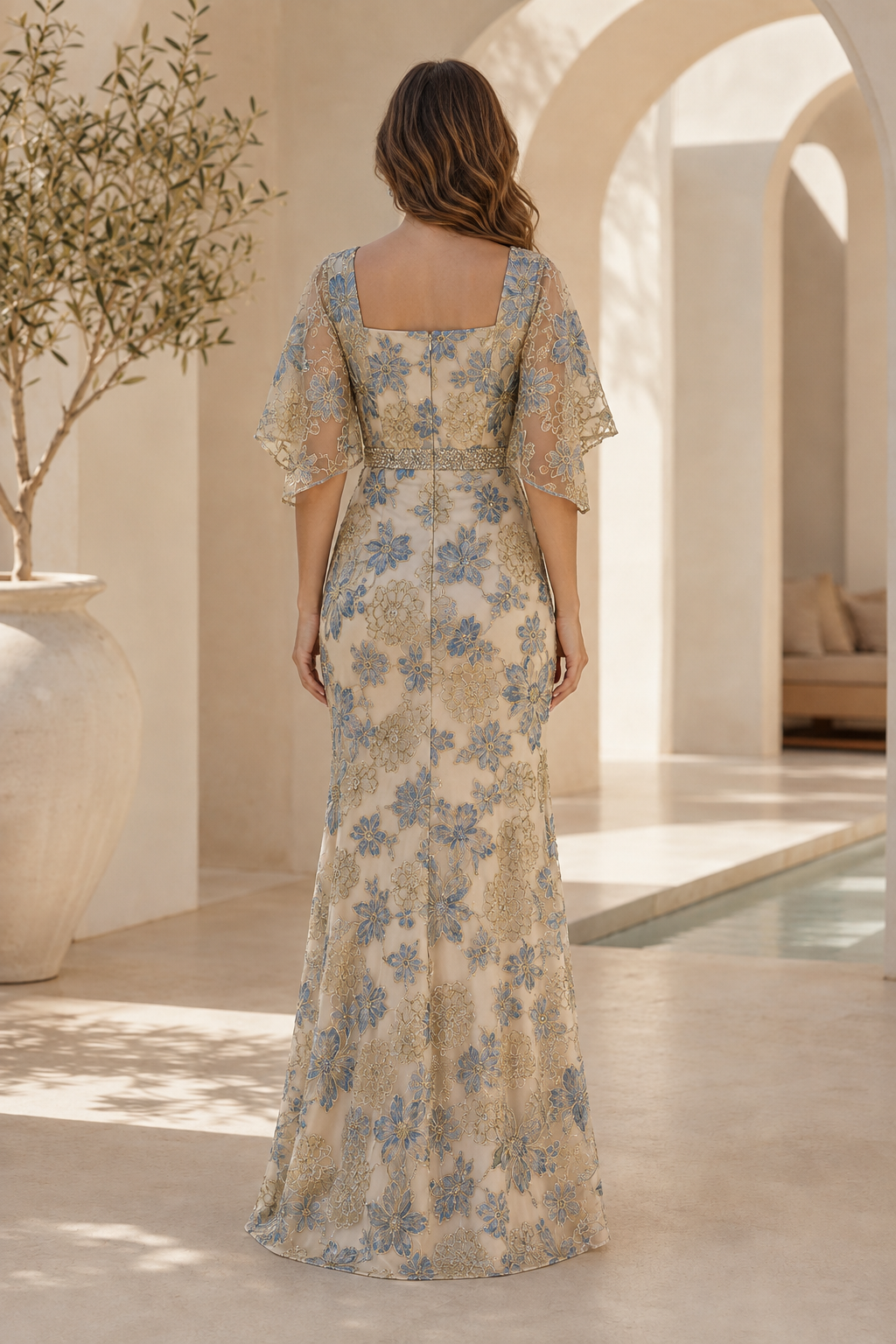 Vestido de noche estilo trompeta con bordado floral y mangas con volantes