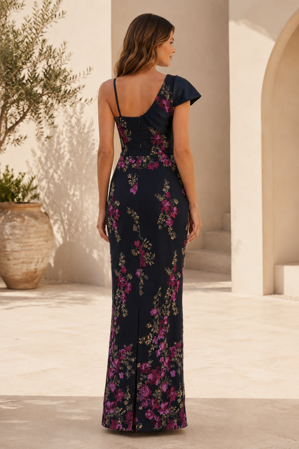Vestido de noche con un hombro y bordado floral con abertura