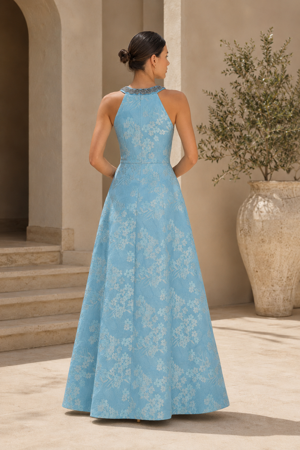 Vestido de noche acampanado con cuello halter y jacquard floral