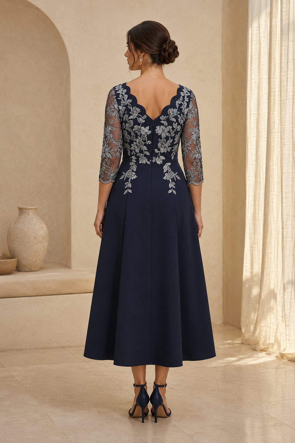 Vestido de largo té con escote en V festoneado y aplicaciones de encaje