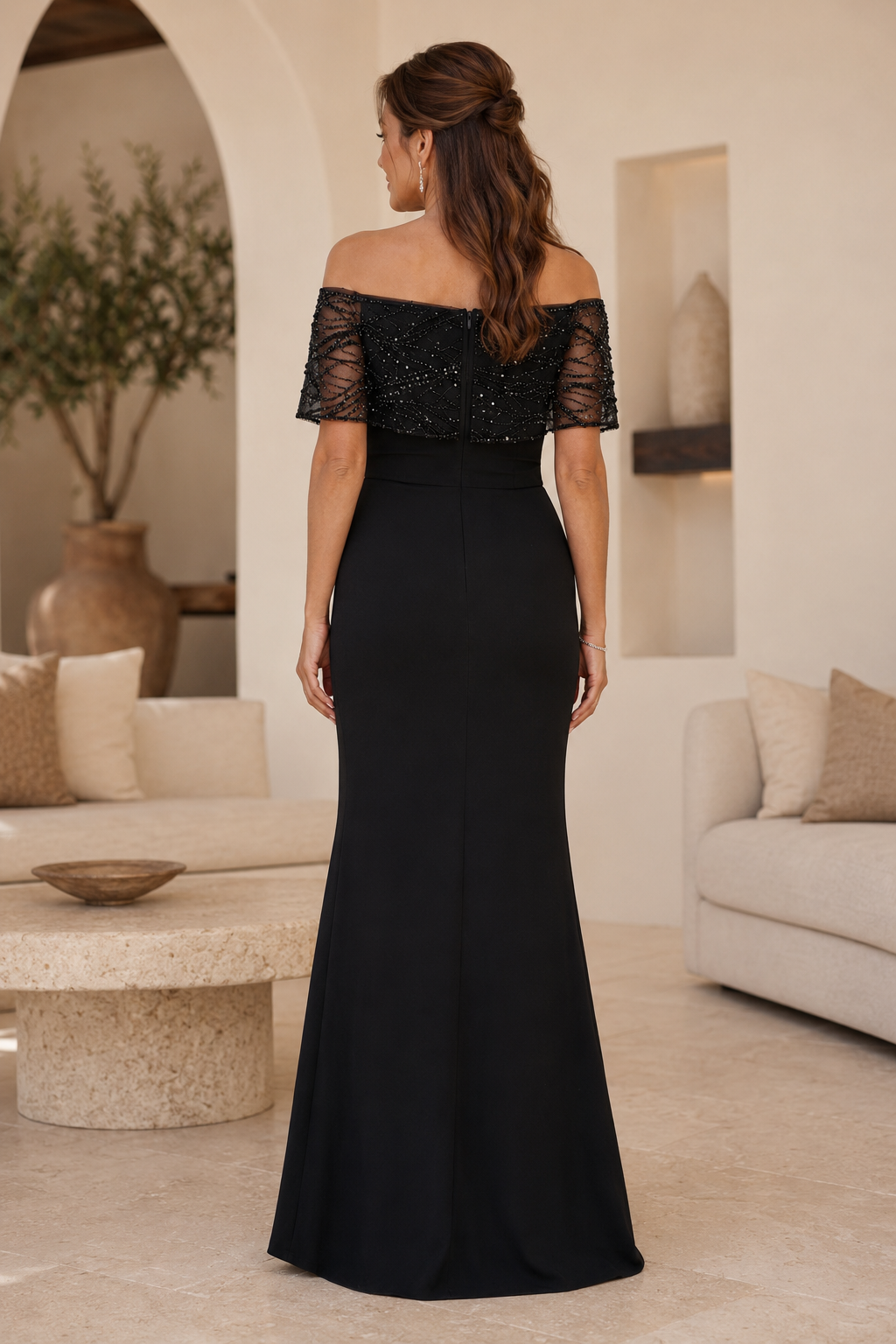 Vestido de noche con hombros descubiertos, superposición de cuentas y abertura alta