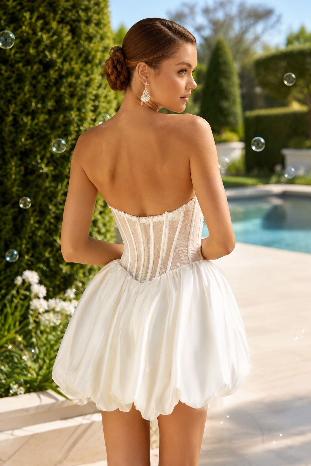 Minivestido con corsé de perlas sin tirantes y falda burbuja
