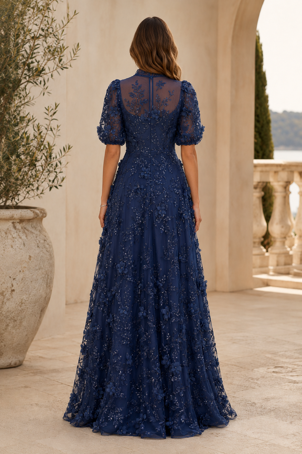 Vestido de Noche con Ilusión Floral 3D Aplicado y Silueta A