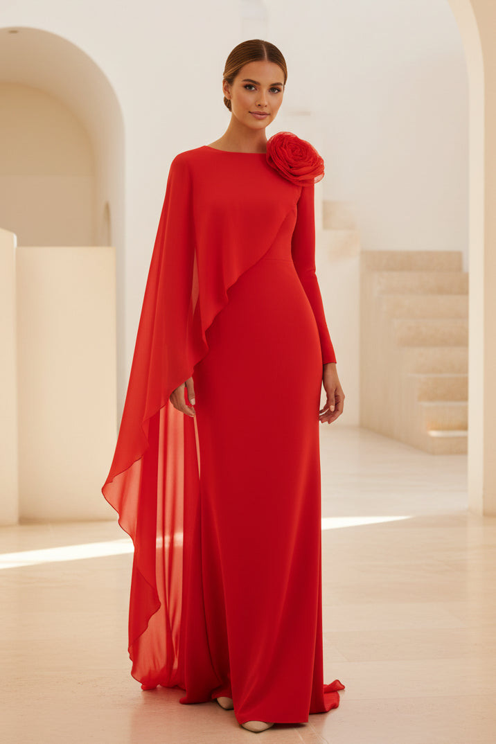 Vestido tubo con capa asimétrica y flor 3D