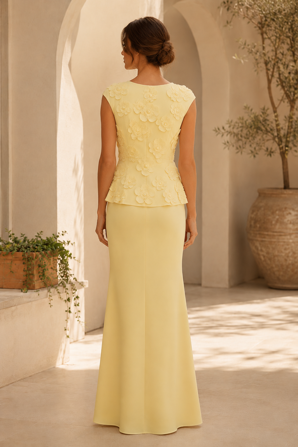 Vestido de cola de pez con sobrefalda y apliques florales 3D