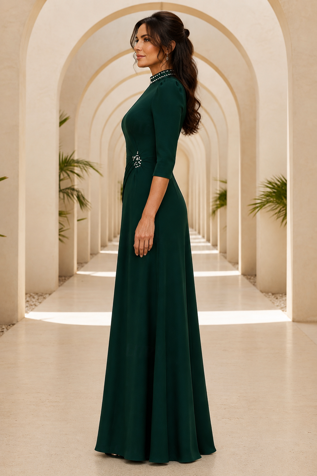 Vestido de gala línea A con cuello alto, rebordeadas y manga tres cuartos