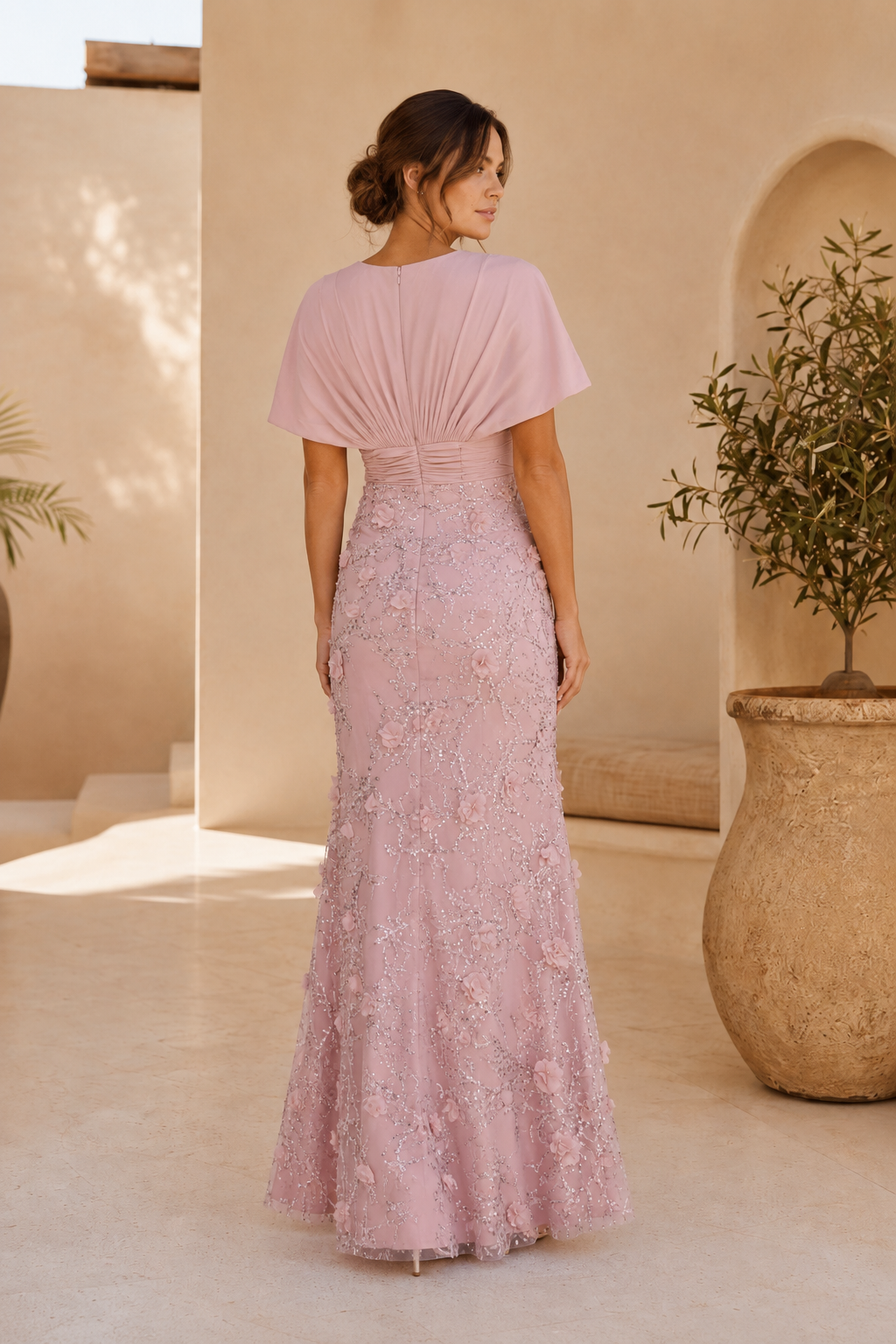 Vestido de noche con capa en las mangas, lentejuelas y flores 3D
